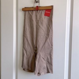 High waisted midthigh short